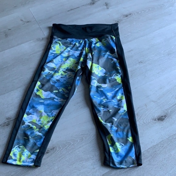 ADIDAS/NEON CAMEO‎ CROP LEGGINGS size Small climate active wear gym exercise - Picture 1 of 7